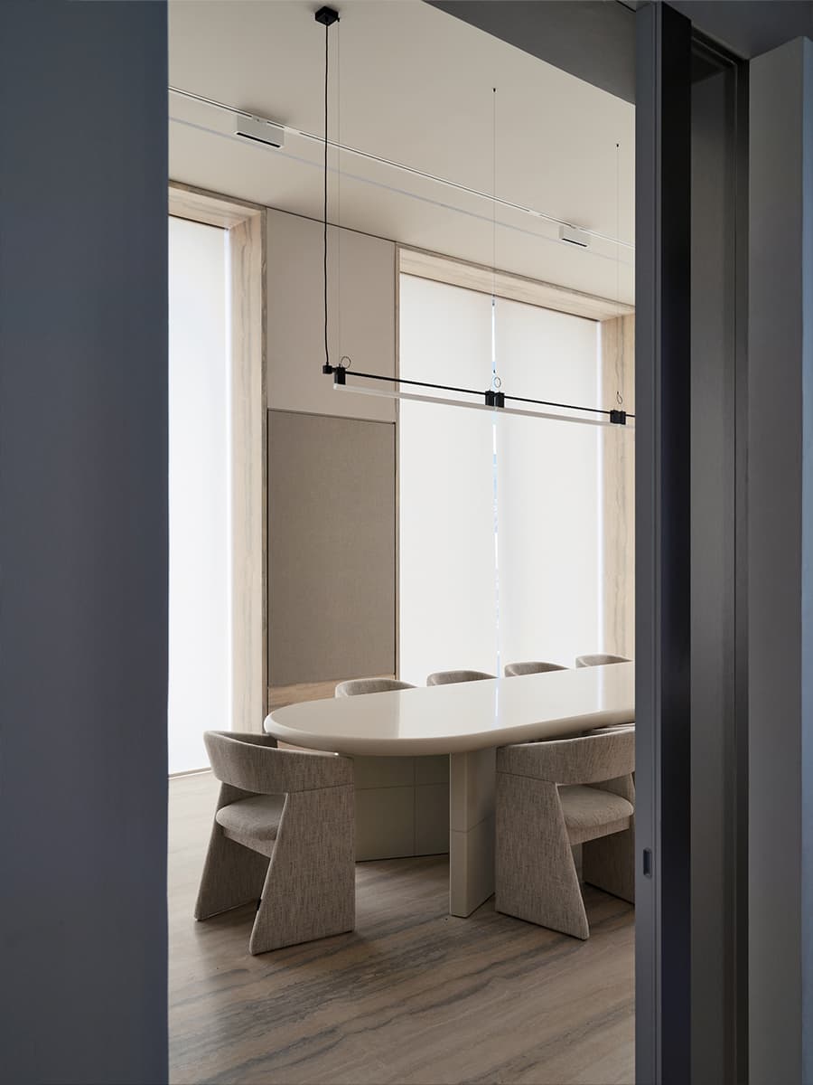 Элегантный интерьер «дома продаж» московского девелопера — проект KEMELIN PARTNERS