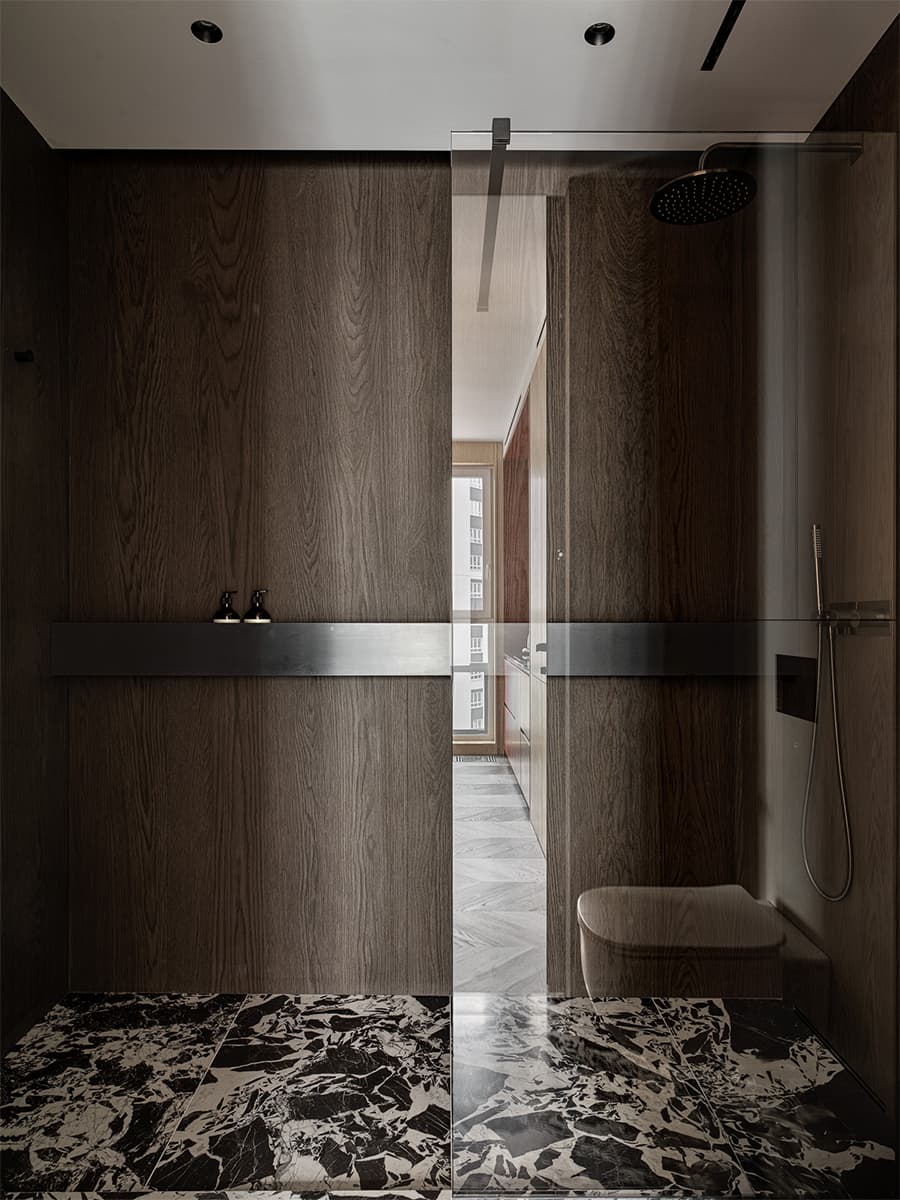 Жизнерадостный интерьер квартиры с многофункциональной гостиной — проект MEDIANA Interiors