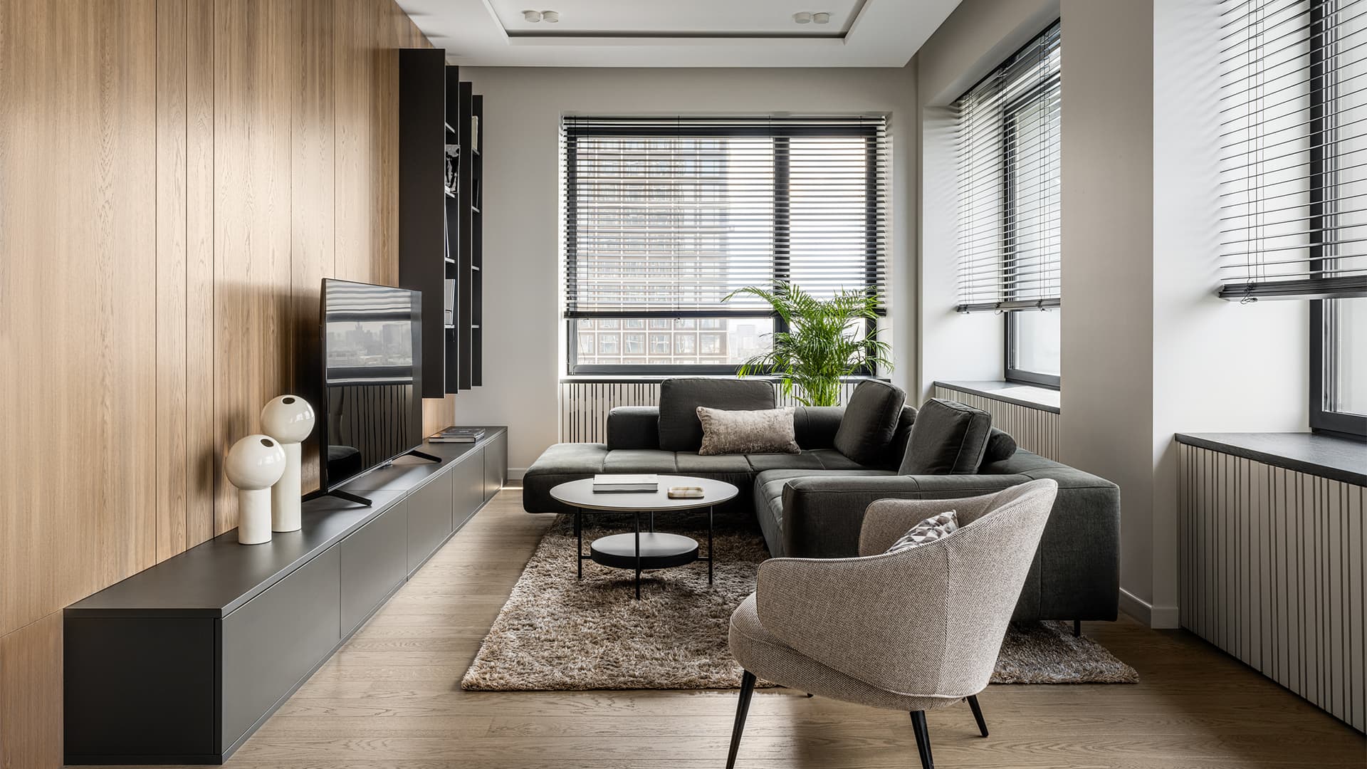 Дерево и авторская мебель в квартире для семьи спортсмена — проект Юлии Беляевой и Юлии Галкиной