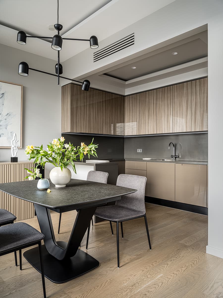 Дерево и авторская мебель в квартире для семьи спортсмена — проект Юлии Беляевой и Юлии Галкиной