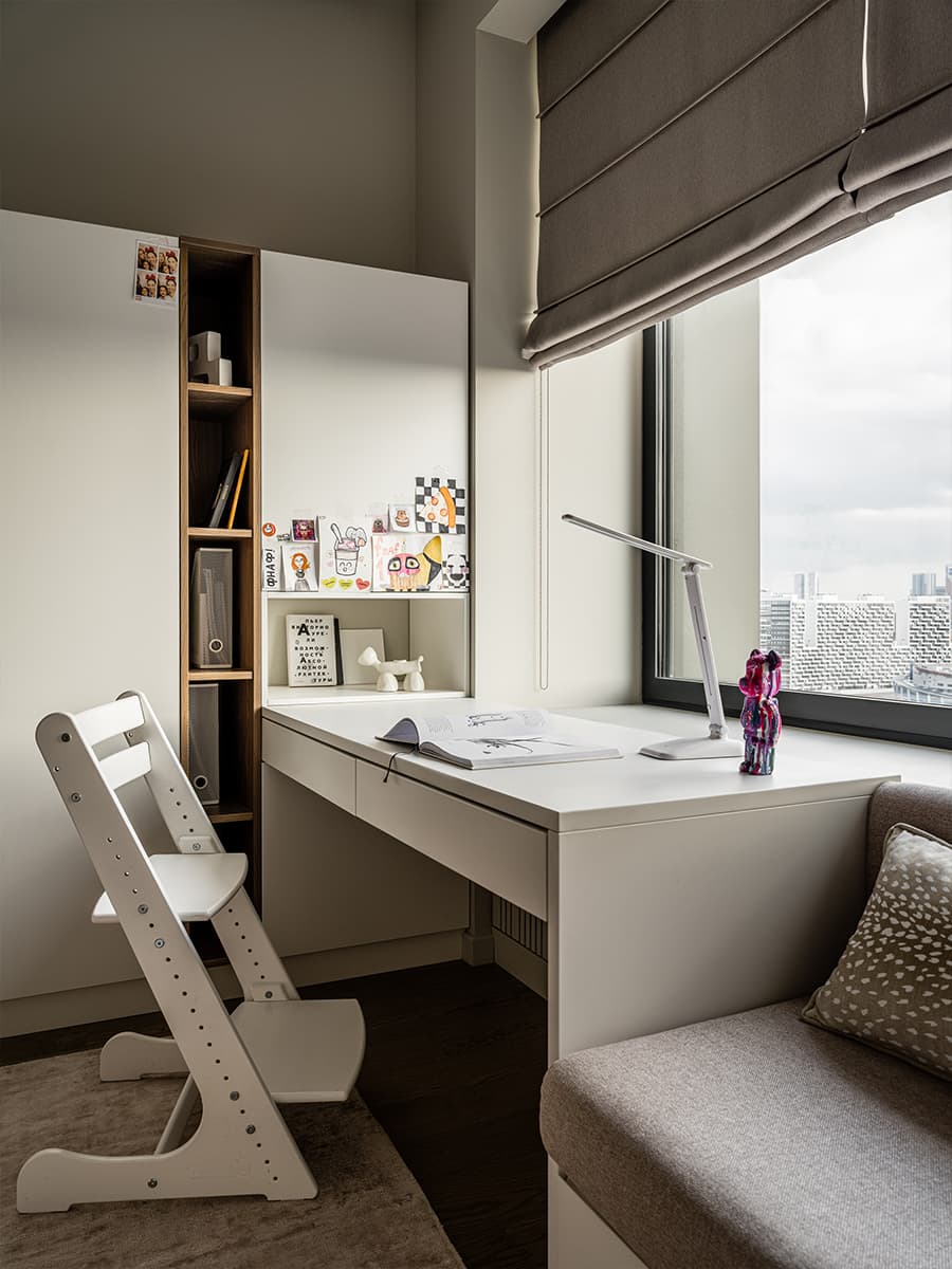 Дерево и авторская мебель в квартире для семьи спортсмена — проект Юлии Беляевой и Юлии Галкиной