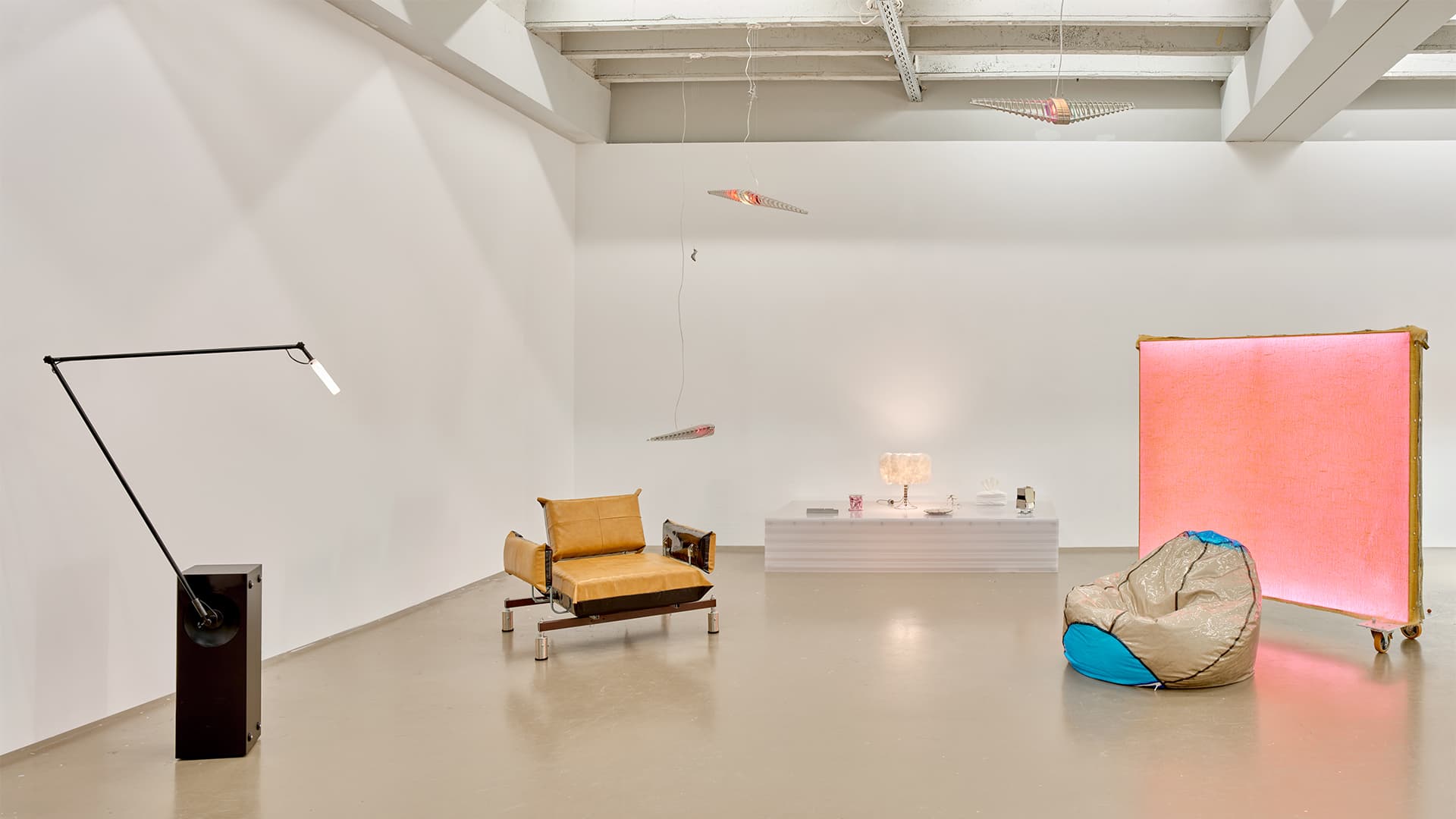 Объекты как носители памяти, фантазийная сервировка и церковные мотивы: ярмарка Collectible глазами студии KIDZ