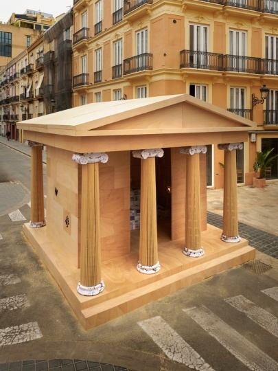 Дуэт PichiAvo создал инсталляцию для фестиваля Фальяс в Валенсии