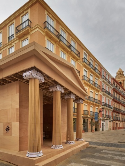 Дуэт PichiAvo создал инсталляцию для фестиваля Фальяс в Валенсии