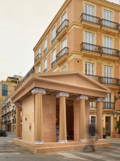 Дуэт PichiAvo создал инсталляцию для фестиваля Фальяс в Валенсии