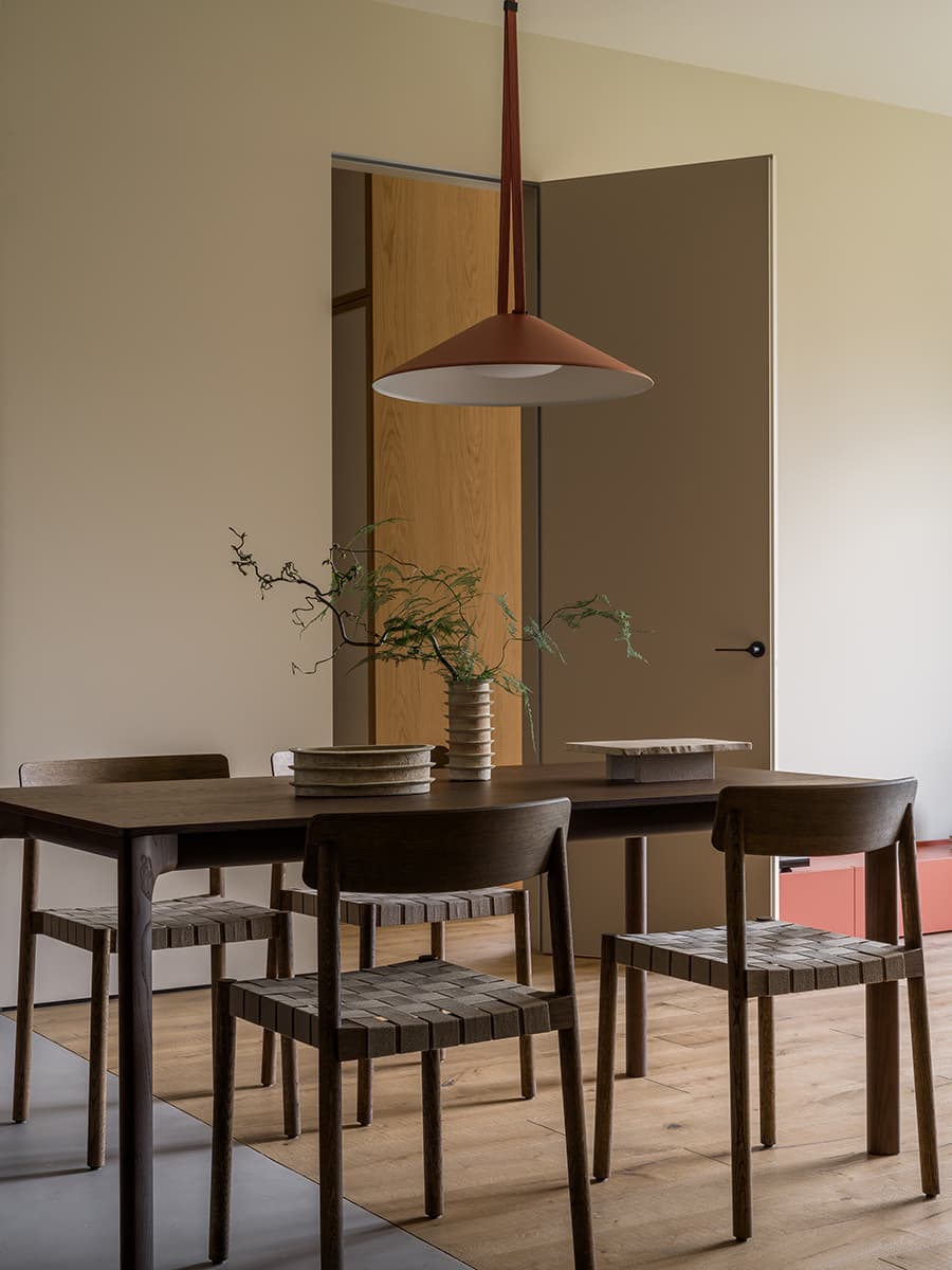 Акцентная темная кухня в интерьере семейной квартиры — проект дизайн-студии MOVE BUREAU