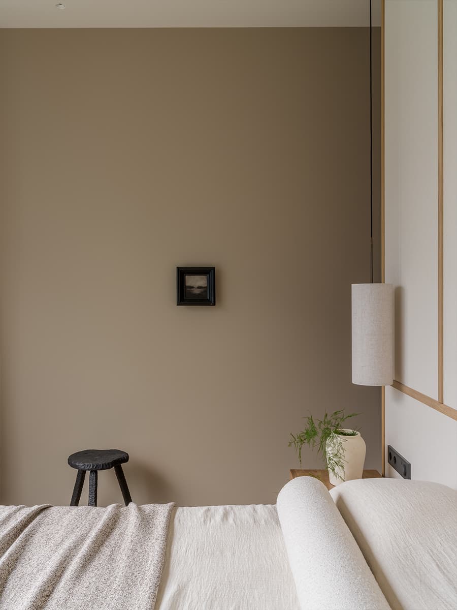 Акцентная темная кухня в интерьере семейной квартиры — проект дизайн-студии MOVE BUREAU