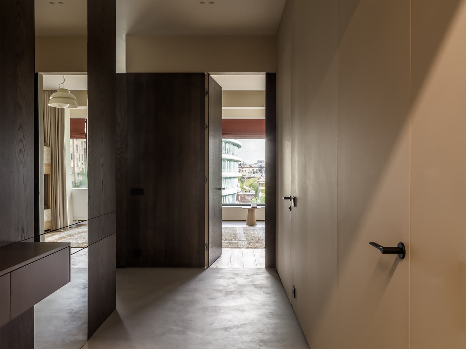 Акцентная темная кухня в интерьере семейной квартиры — проект дизайн-студии MOVE BUREAU