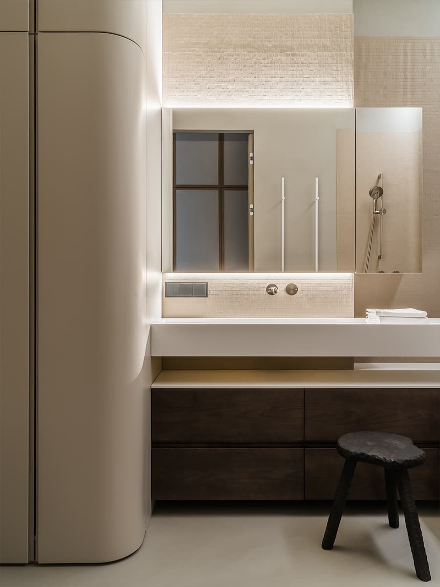 Акцентная темная кухня в интерьере семейной квартиры — проект дизайн-студии MOVE BUREAU