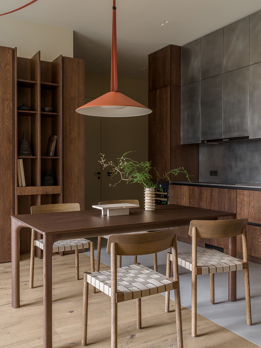 Акцентная темная кухня в интерьере семейной квартиры — проект дизайн-студии MOVE BUREAU