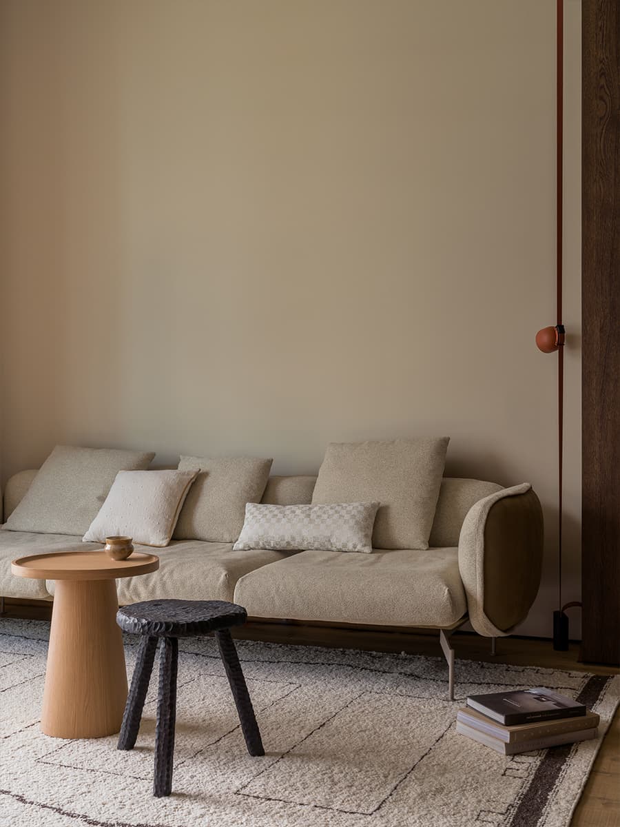 Акцентная темная кухня в интерьере семейной квартиры — проект дизайн-студии MOVE BUREAU