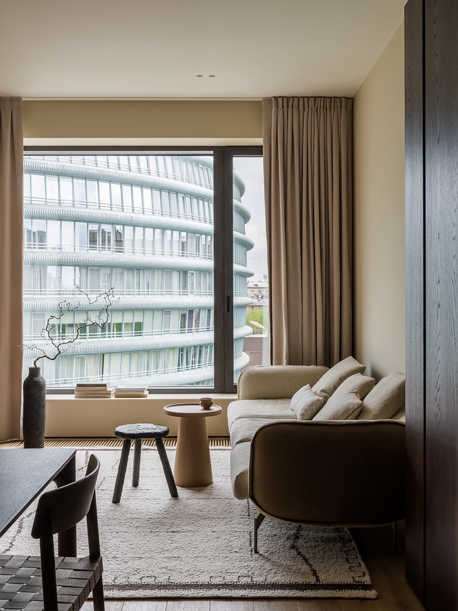 Акцентная темная кухня в интерьере семейной квартиры — проект дизайн-студии MOVE BUREAU