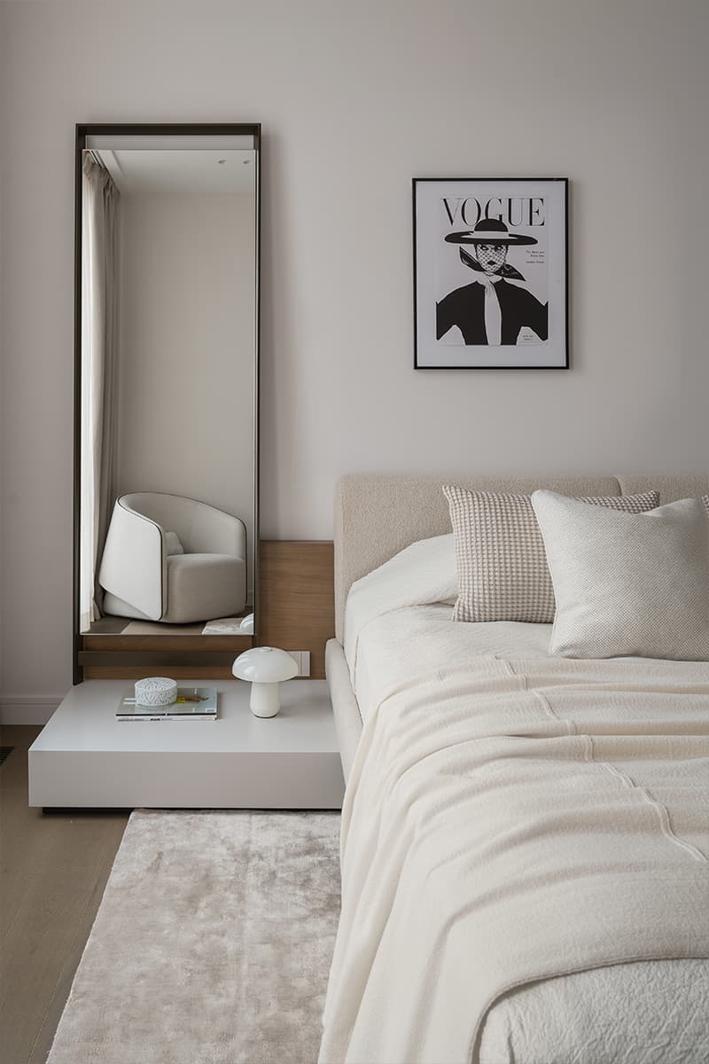 Современный интерьер квартиры с большими окнами — проект Виктории Вольвач