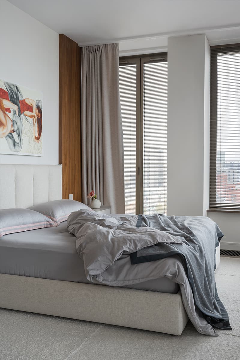 Современный интерьер квартиры с большими окнами — проект Виктории Вольвач