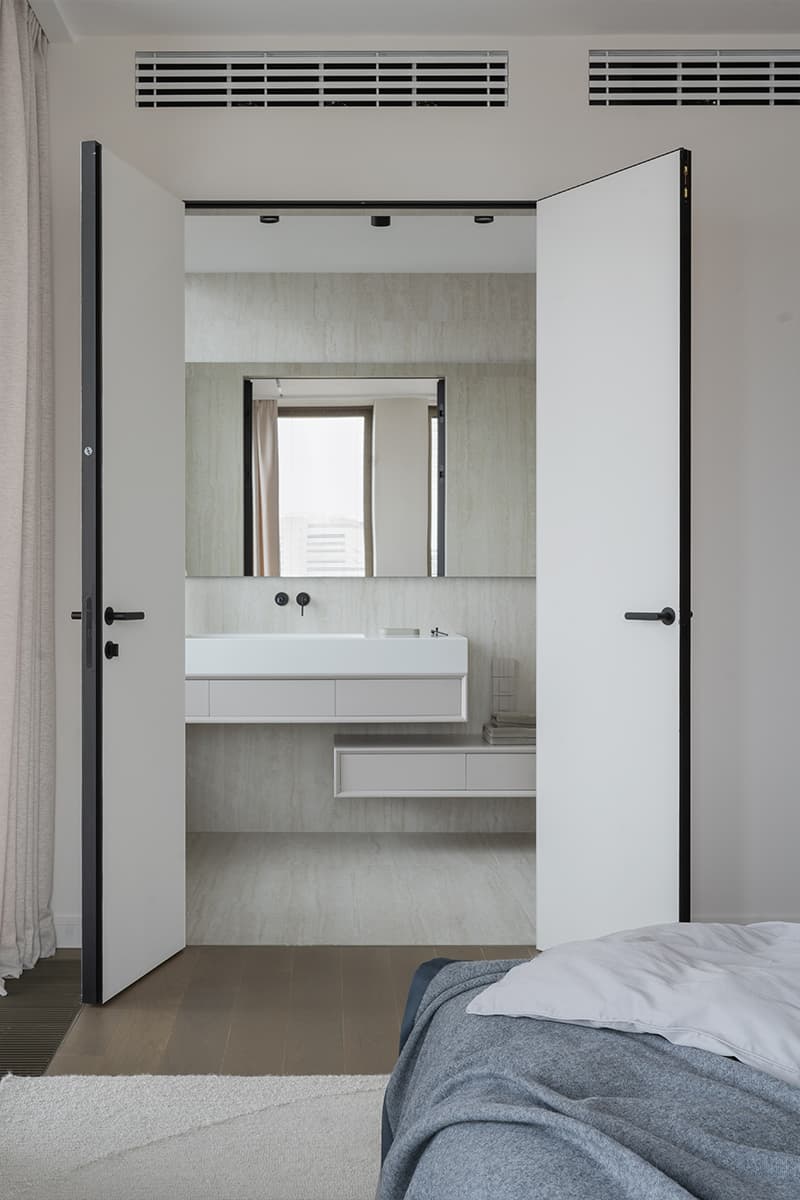 Современный интерьер квартиры с большими окнами — проект Виктории Вольвач