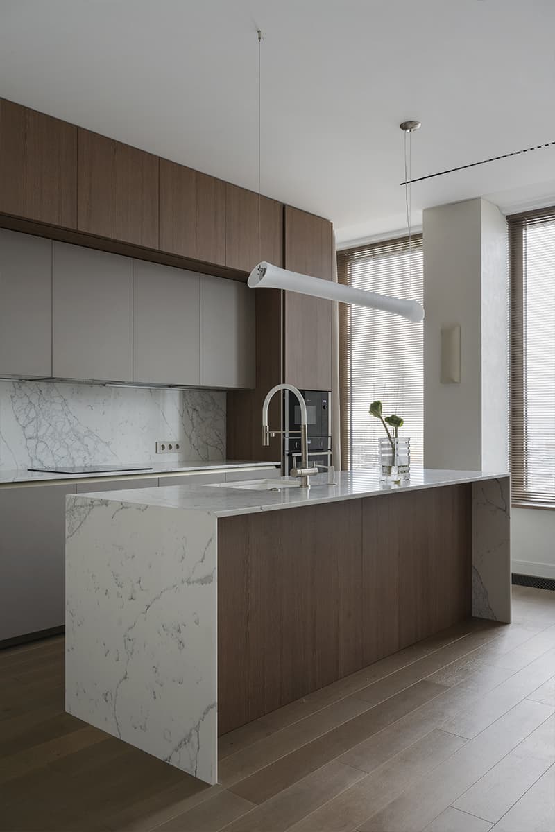 Современный интерьер квартиры с большими окнами — проект Виктории Вольвач