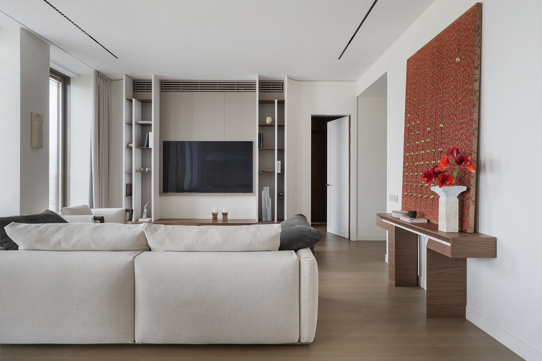 Современный интерьер квартиры с большими окнами — проект Виктории Вольвач