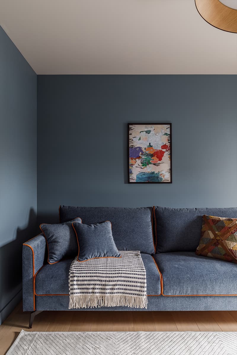 Теплые карамельные оттенки в интерьере квартиры в мансарде — проект бюро IB-design