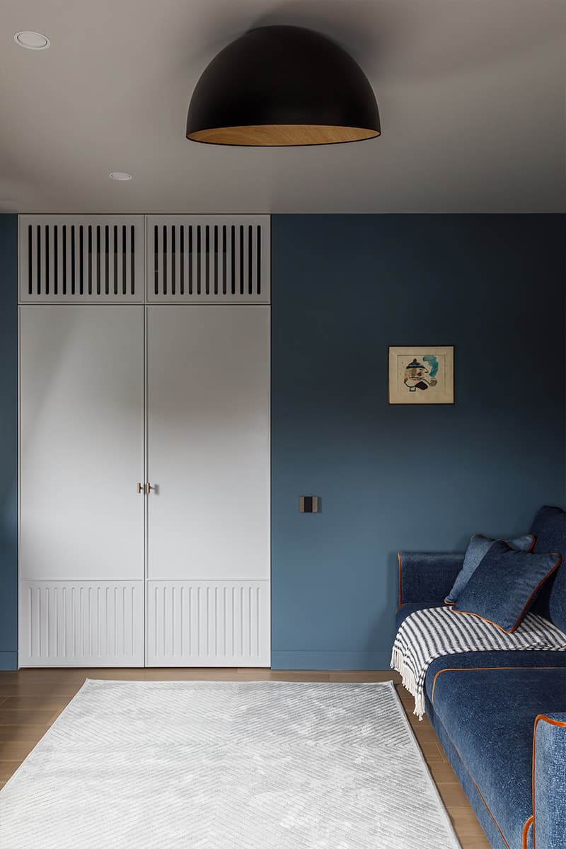 Теплые карамельные оттенки в интерьере квартиры в мансарде — проект бюро IB-design