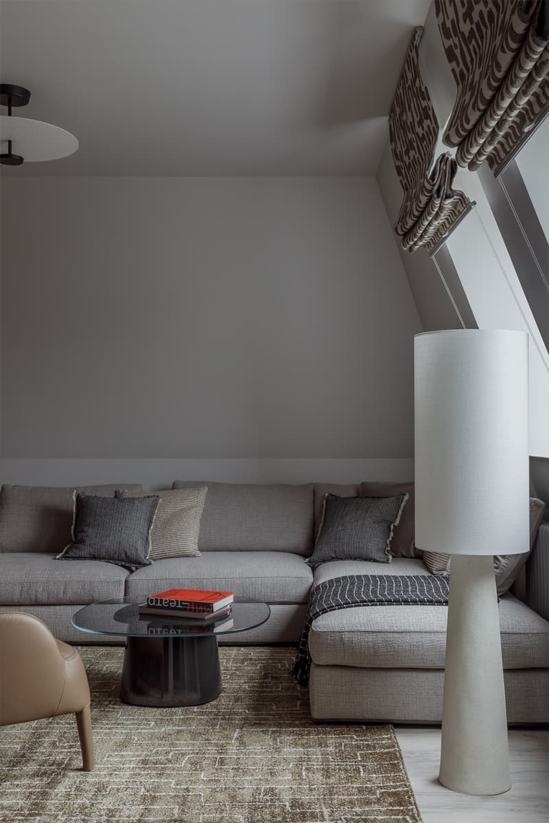 Теплые карамельные оттенки в интерьере квартиры в мансарде — проект бюро IB-design