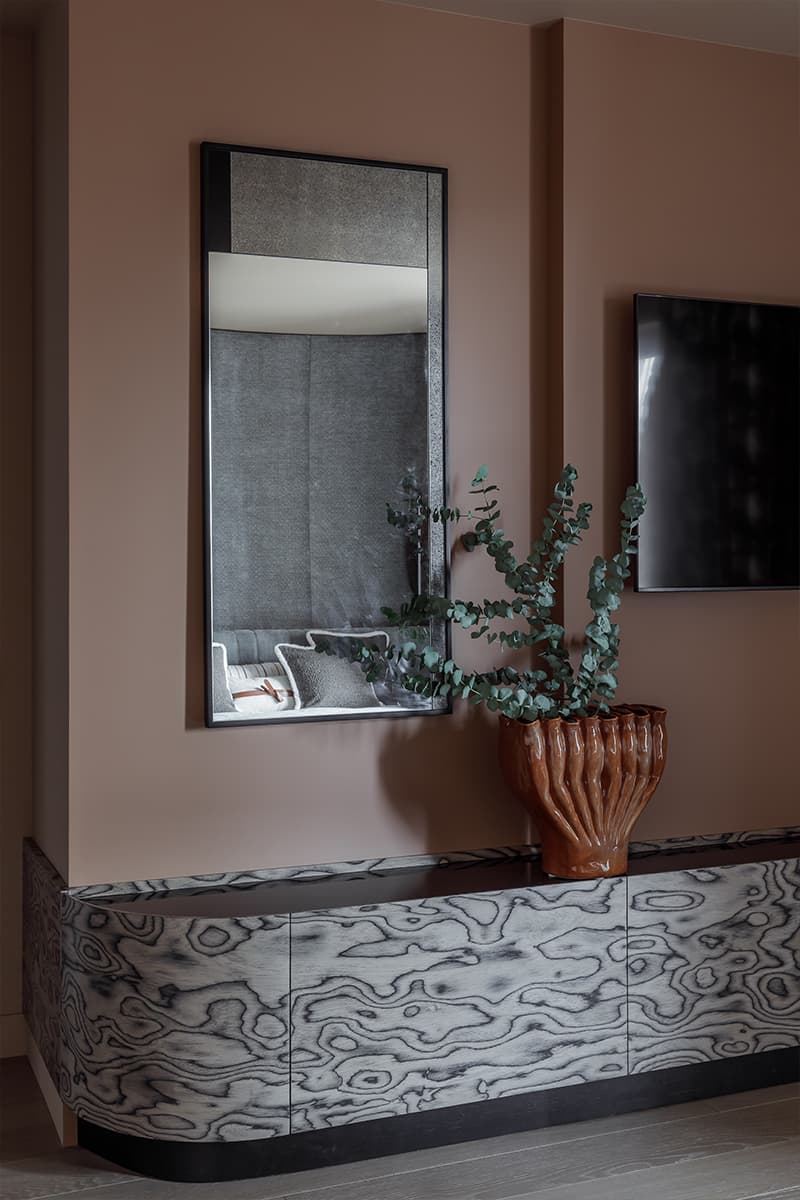 Теплые карамельные оттенки в интерьере квартиры в мансарде — проект бюро IB-design