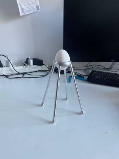 Рустам Усманов создал подставку для яйца в виде спутника