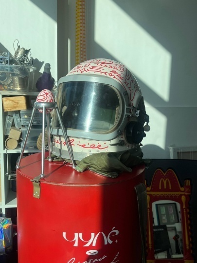 Рустам Усманов создал подставку для яйца в виде спутника