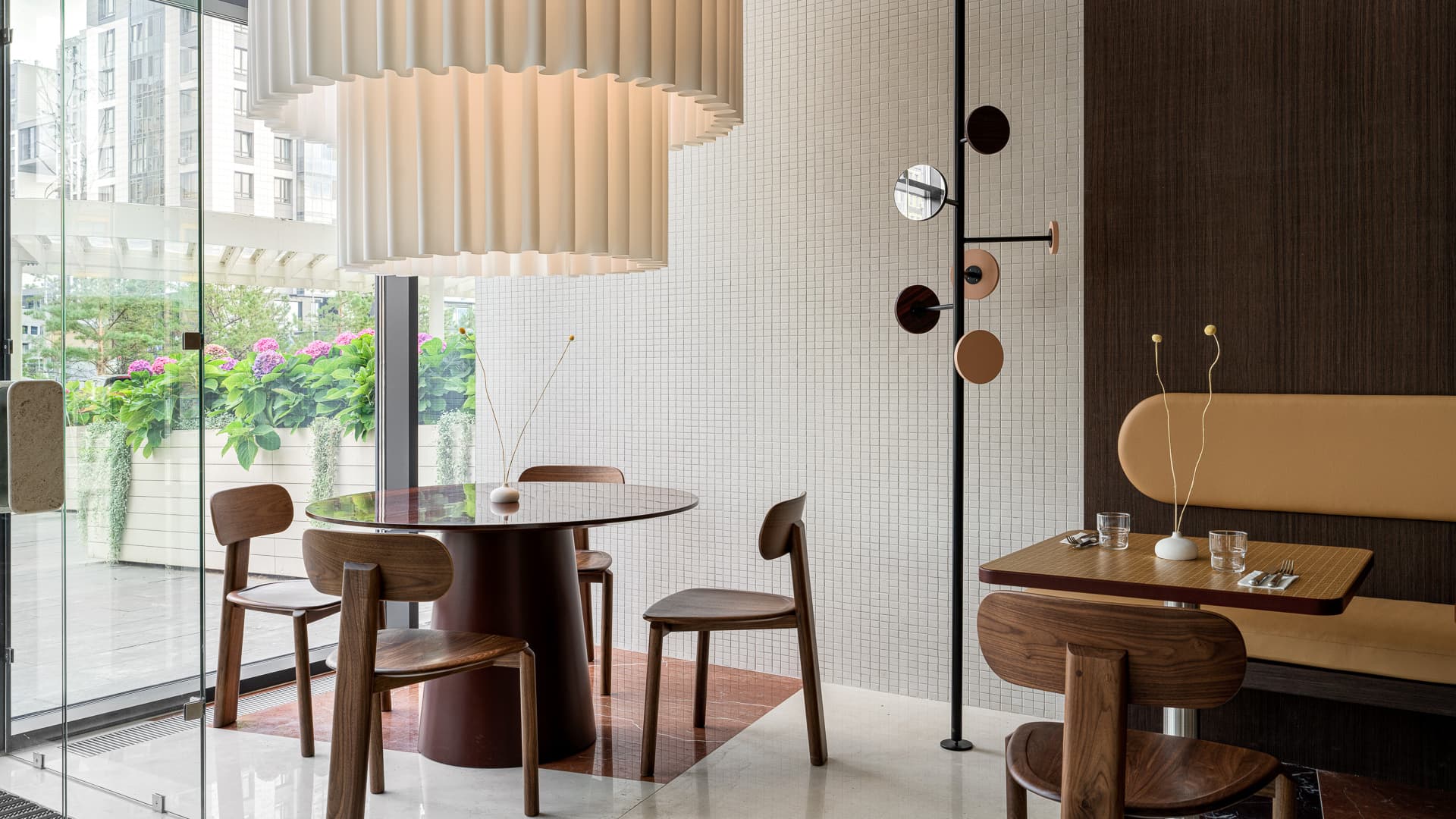 Нарядные светильники и мелкая плитка в интерьере бистро — проект Ксении Евстафьевой Нарядные светильники и мелкая плитка в интерьере бистро — проект Ксении Евстафьевой