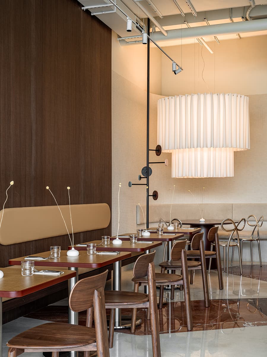 Нарядные светильники и мелкая плитка в интерьере бистро — проект Ксении Евстафьевой