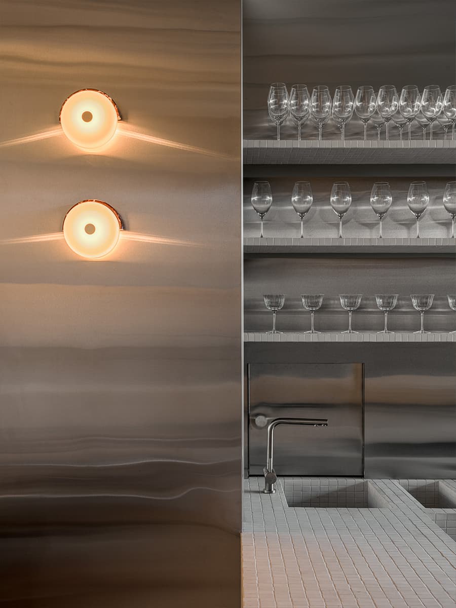 Нарядные светильники и мелкая плитка в интерьере бистро — проект Ксении Евстафьевой