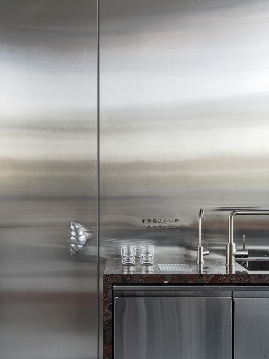 Нарядные светильники и мелкая плитка в интерьере бистро — проект Ксении Евстафьевой