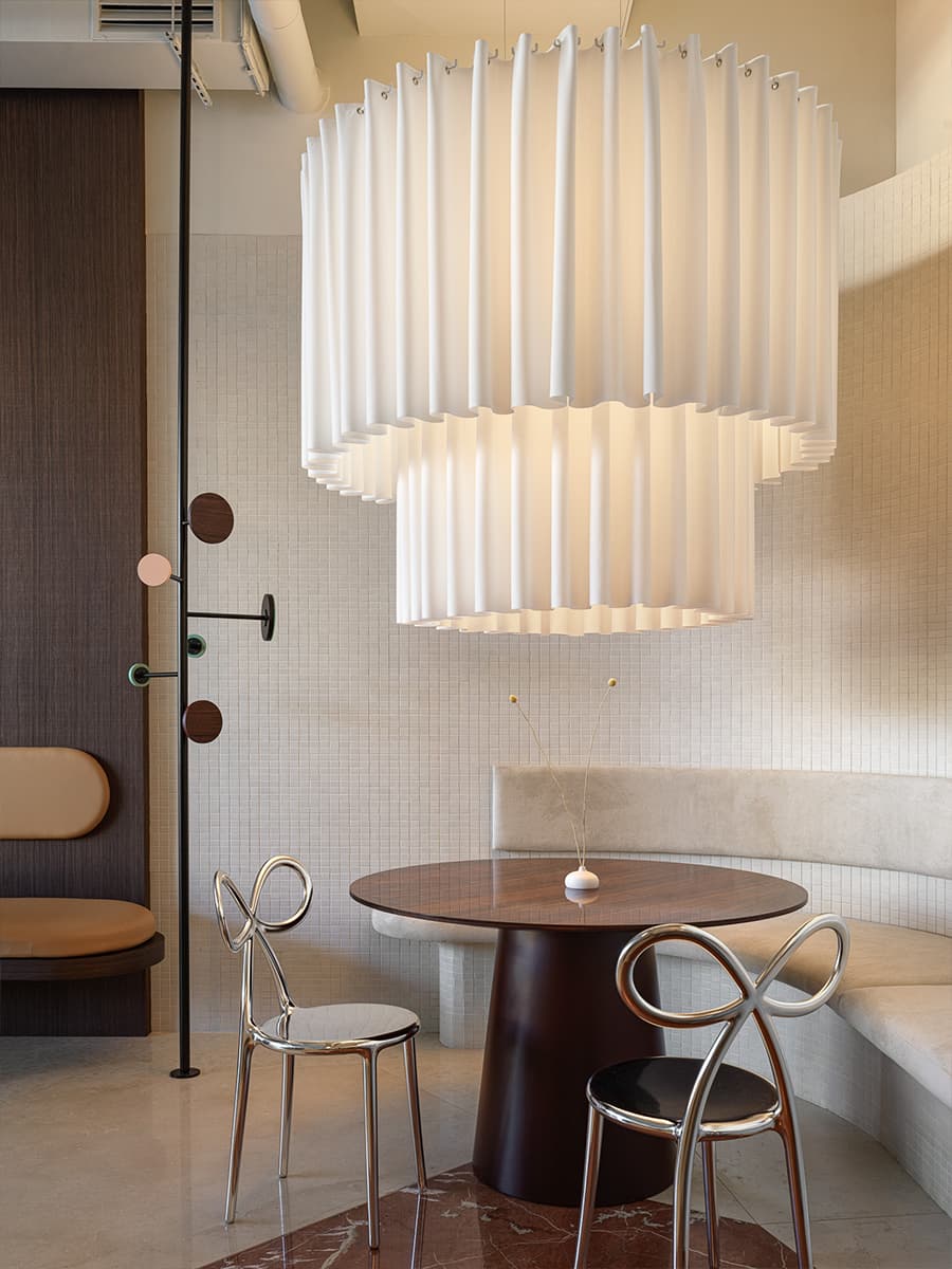 Нарядные светильники и мелкая плитка в интерьере бистро — проект Ксении Евстафьевой