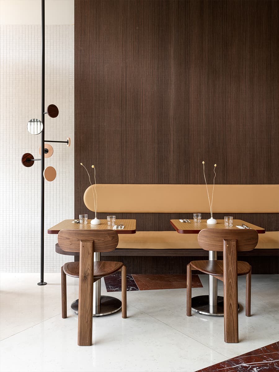 Нарядные светильники и мелкая плитка в интерьере бистро — проект Ксении Евстафьевой