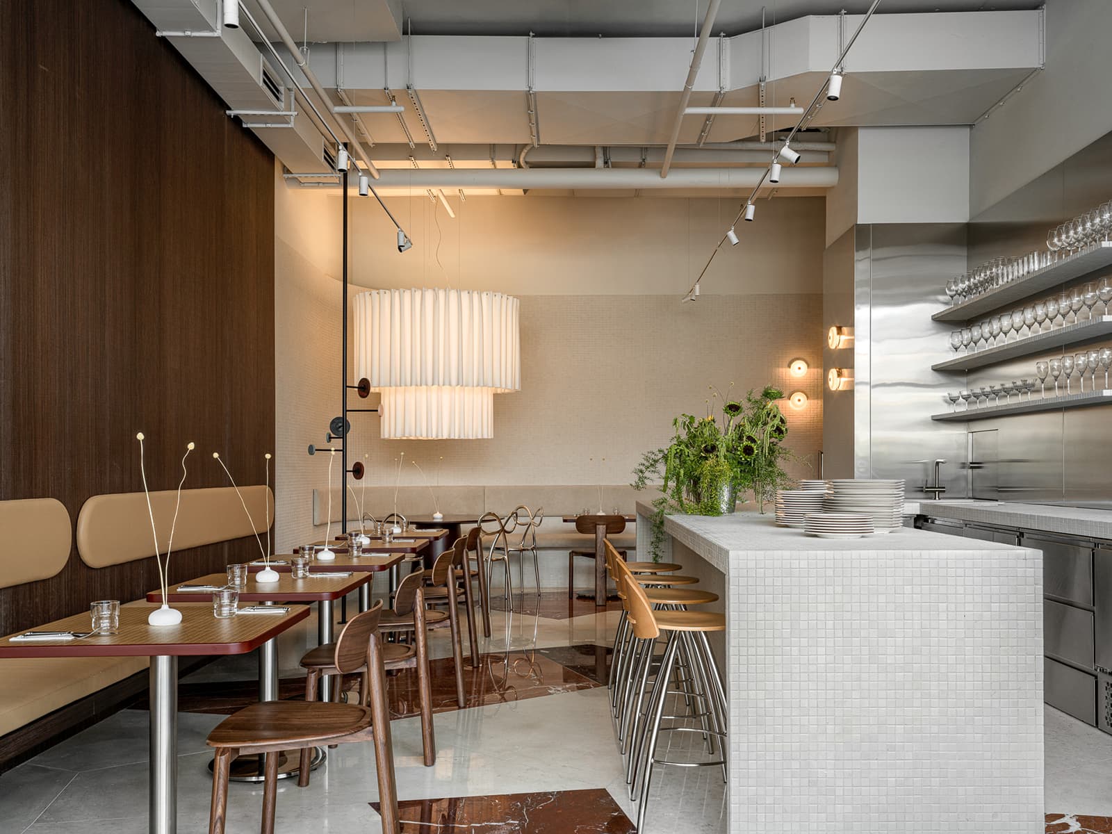 Нарядные светильники и мелкая плитка в интерьере бистро — проект Ксении Евстафьевой