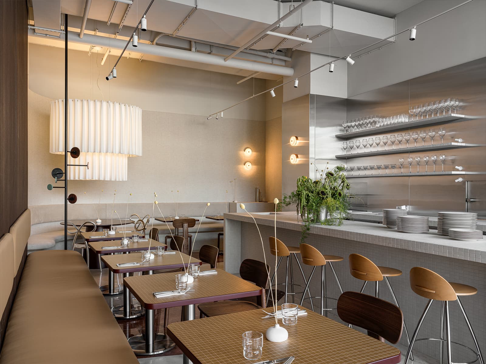 Нарядные светильники и мелкая плитка в интерьере бистро — проект Ксении Евстафьевой