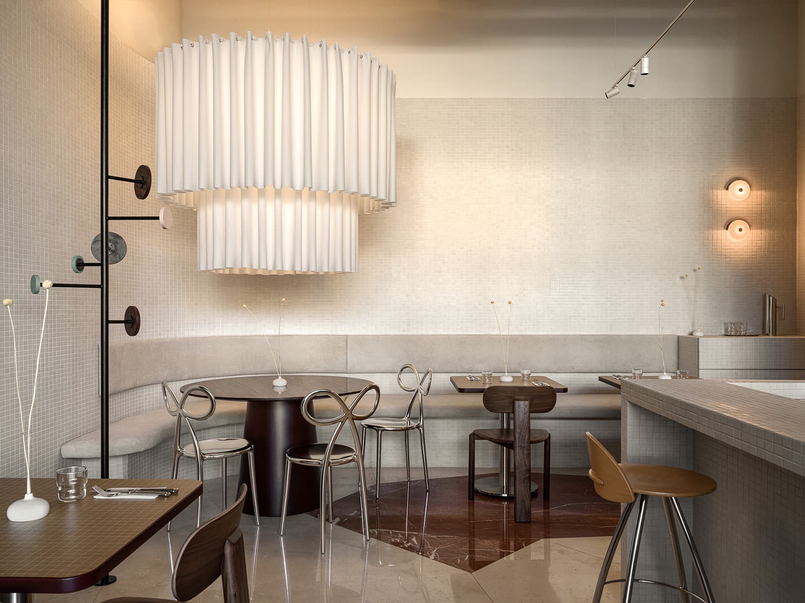Нарядные светильники и мелкая плитка в интерьере бистро — проект Ксении Евстафьевой