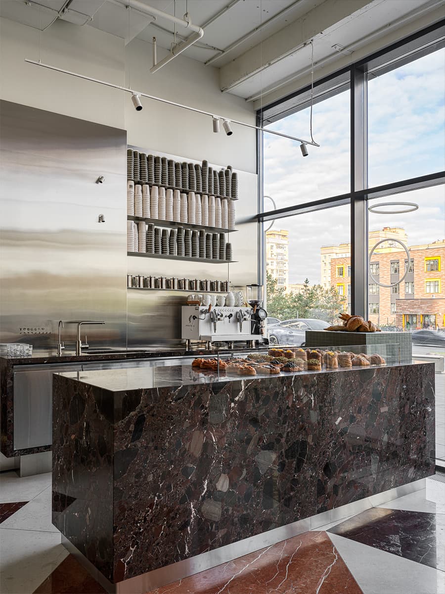 Нарядные светильники и мелкая плитка в интерьере бистро — проект Ксении Евстафьевой