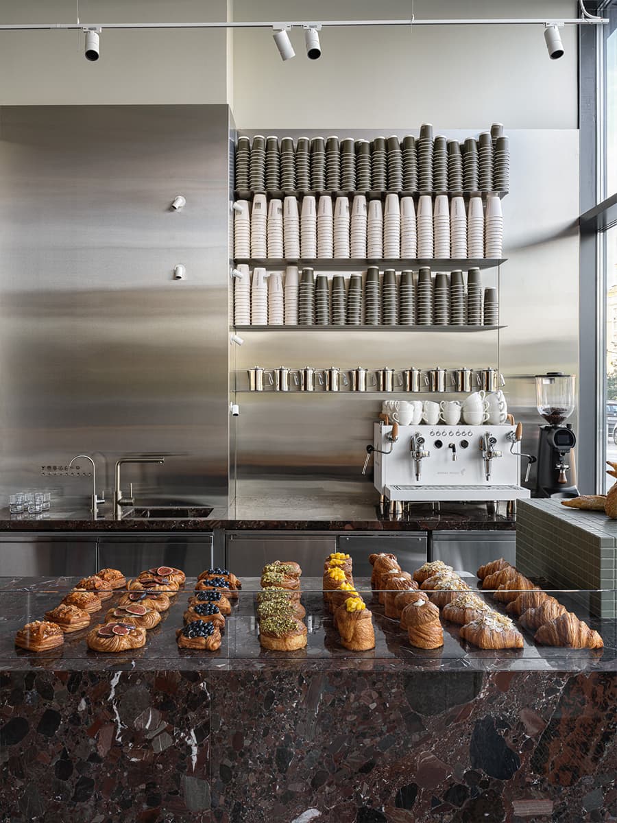 Нарядные светильники и мелкая плитка в интерьере бистро — проект Ксении Евстафьевой