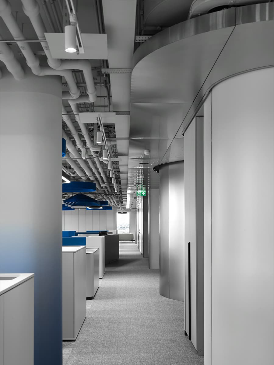 Образ ядра галактики в интерьере технологичного офиса — проект IND Studio