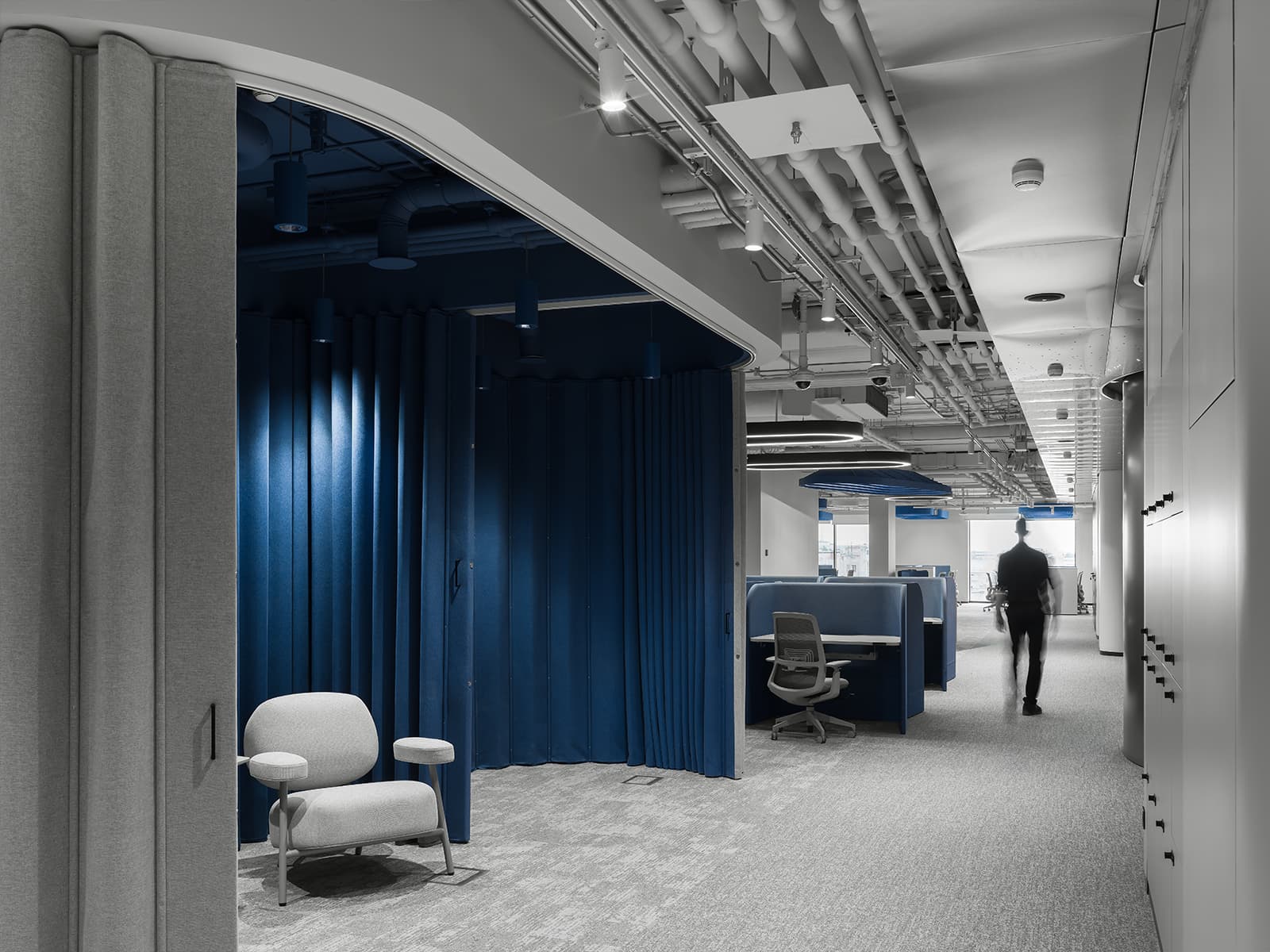 Образ ядра галактики в интерьере технологичного офиса — проект IND Studio