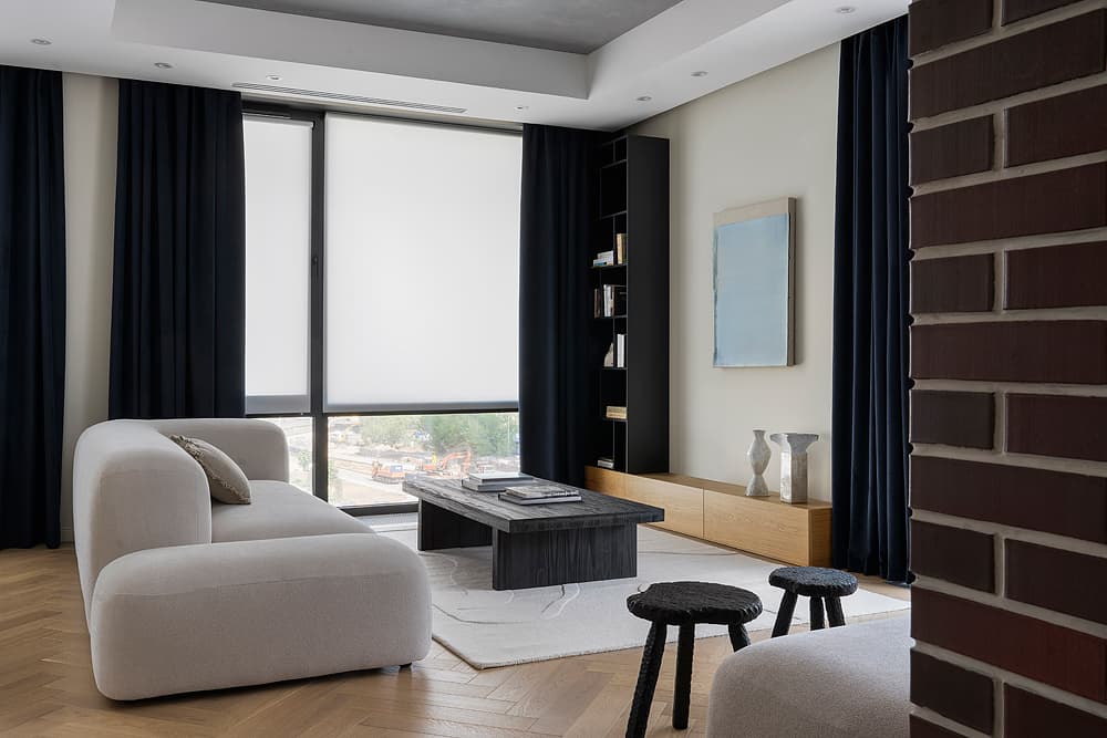 Акцентная кирпичная стена в интерьере «галерейной» квартиры — проект Дины Вафиной