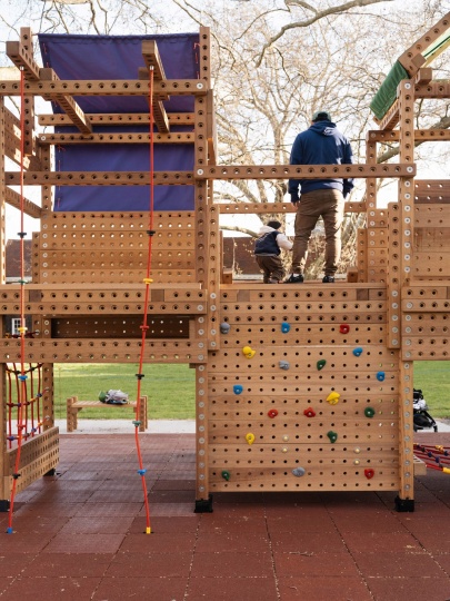 Playrise и OMMX спроектировали модульную детскую площадку