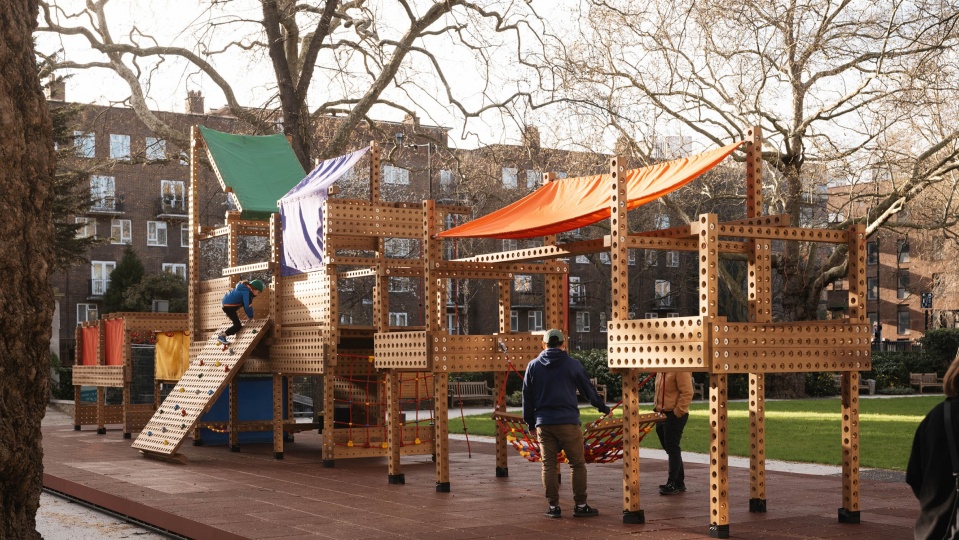 Playrise и OMMX спроектировали модульную детскую площадку