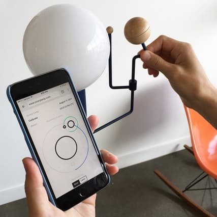 Калифорниец Бобби Дженало спроектировал светильник-солнечную систему