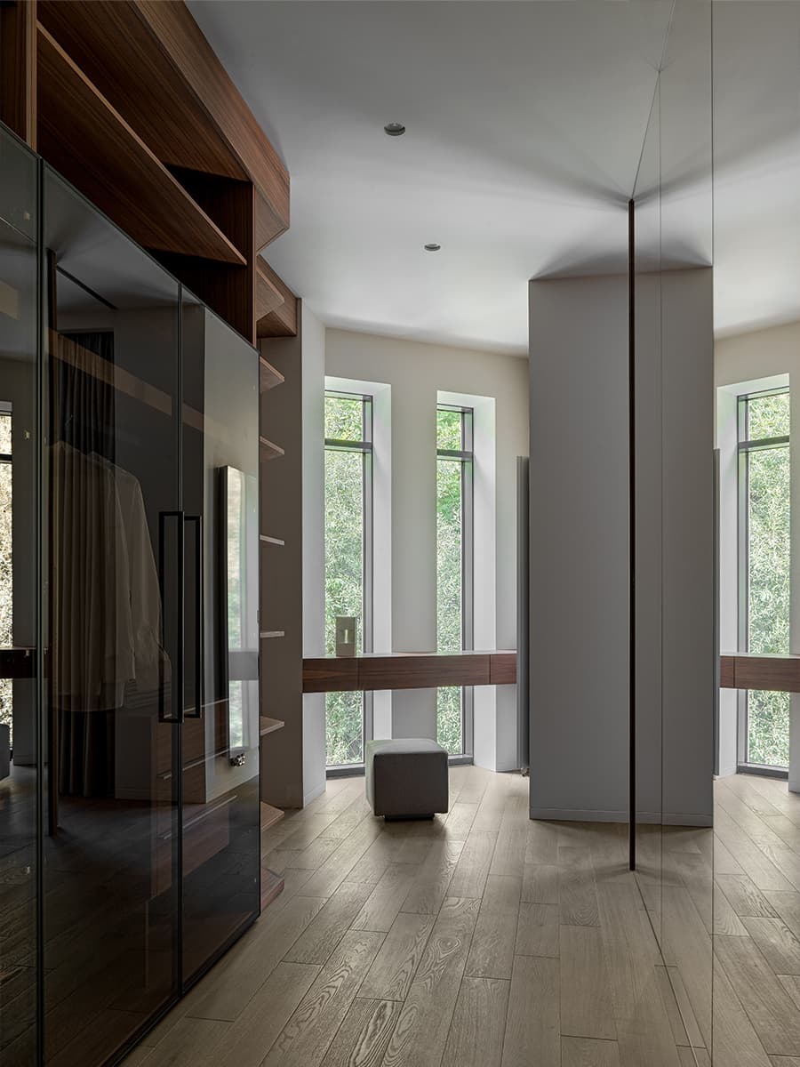 Строгость стали и стекла в интерьере загородного дома — проект студии VFORM
