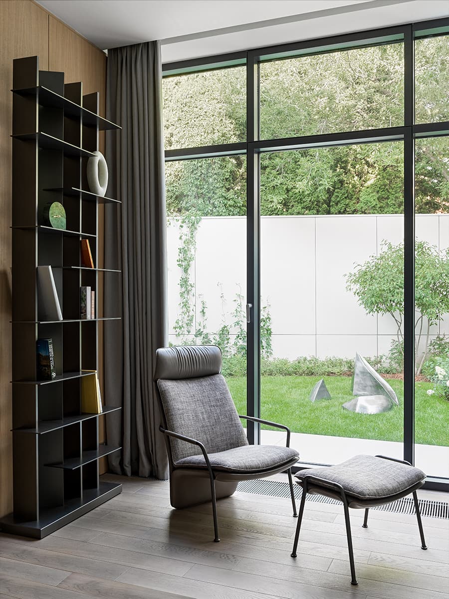 Строгость стали и стекла в интерьере загородного дома — проект студии VFORM