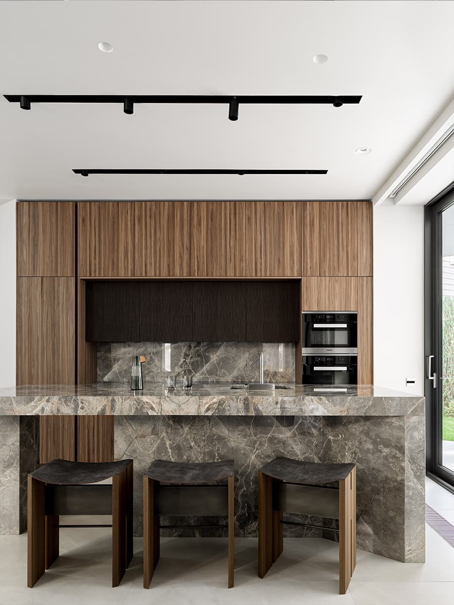 Строгость стали и стекла в интерьере загородного дома — проект студии VFORM