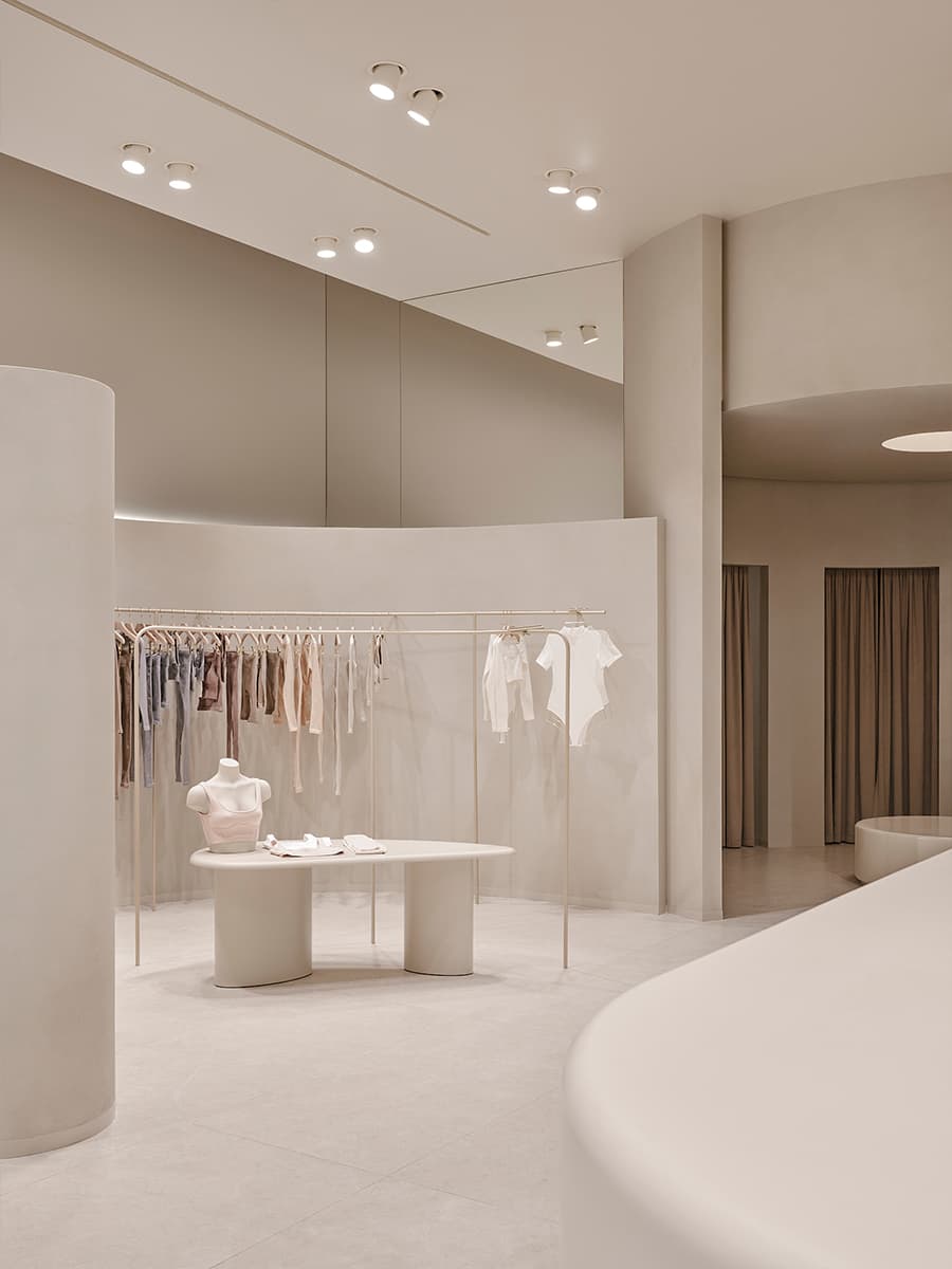 Визуальный покой и скругленные формы в интерьере магазина белья — проект бюро SINITSA