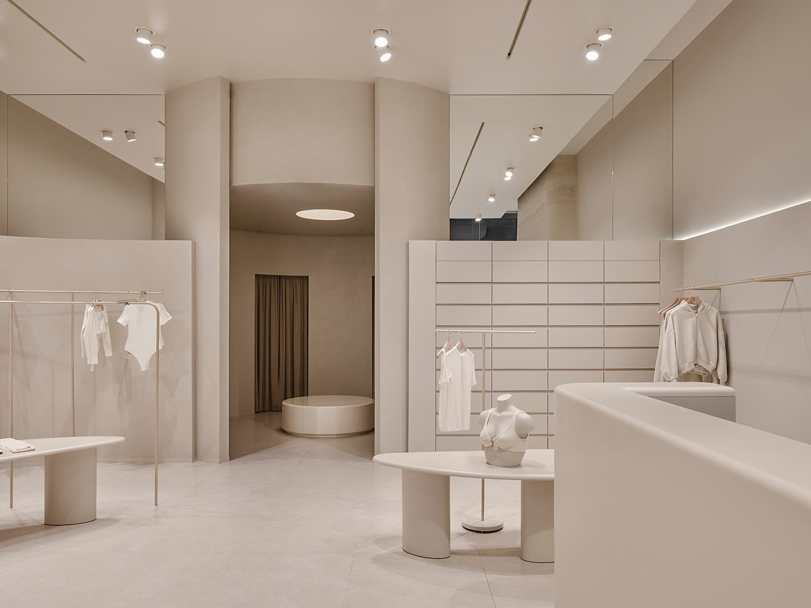 Визуальный покой и скругленные формы в интерьере магазина белья — проект бюро SINITSA