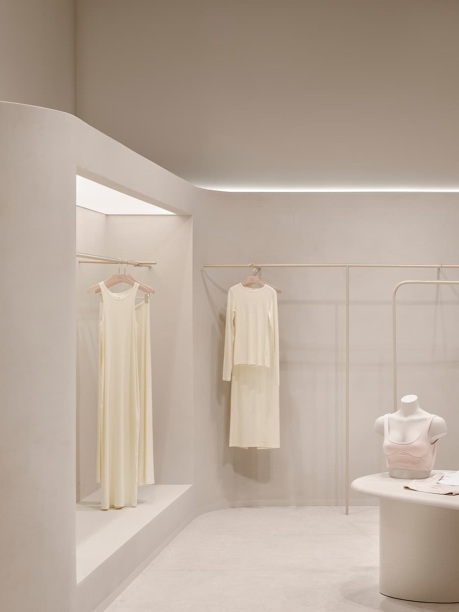 Визуальный покой и скругленные формы в интерьере магазина белья — проект бюро SINITSA